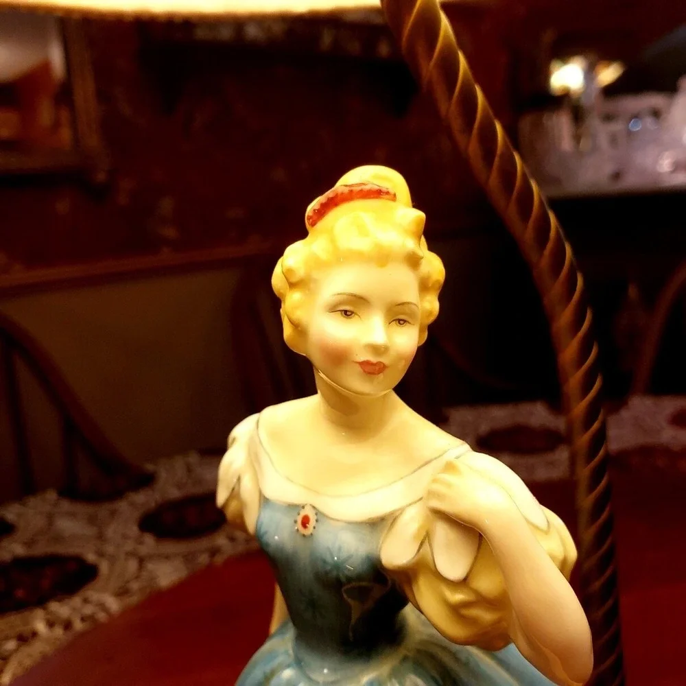 Beautiful Vintage Colonial Victorian Ceramic Lady Figural  Lamp Brass Metal Base